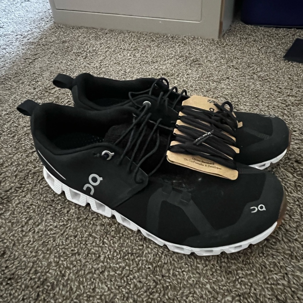On Running Black Sneakers Never worn, 2 lace options !!